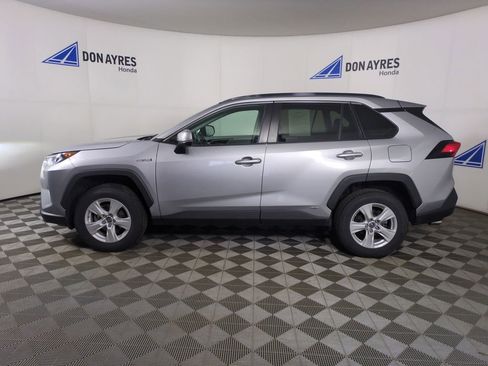 Used 2019 Toyota RAV4 XLE w/ Convenience Package AWD/4WD image 2