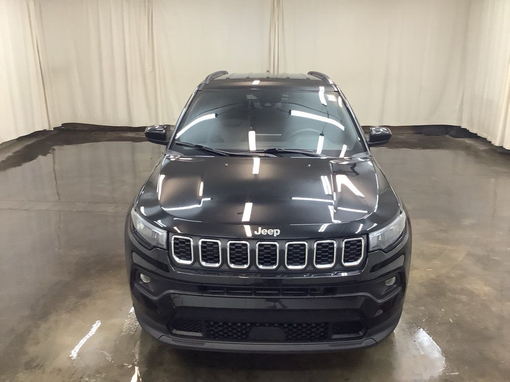 Used 2024 Jeep Compass Latitude AWD/4WD image 2