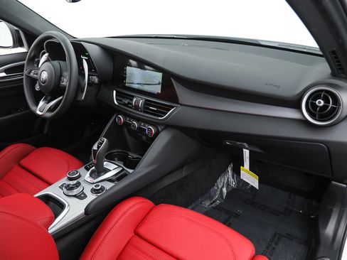 Used 2025 Alfa Romeo Giulia w/ Driving Assist Package image 13