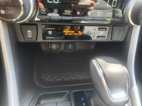 Used 2022 Toyota RAV4 Limited image 20