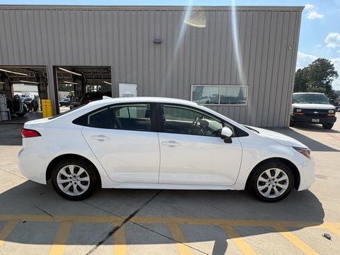 Used 2023 Toyota Corolla LE w/ Carpet Mat Package (TMS) FWD image 9