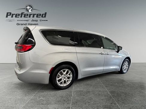 Used 2024 Chrysler Pacifica Touring-L FWD image 16