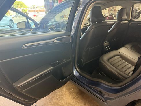 Used 2018 Ford Fusion SE w/ Fusion SE Technology Package FWD image 19