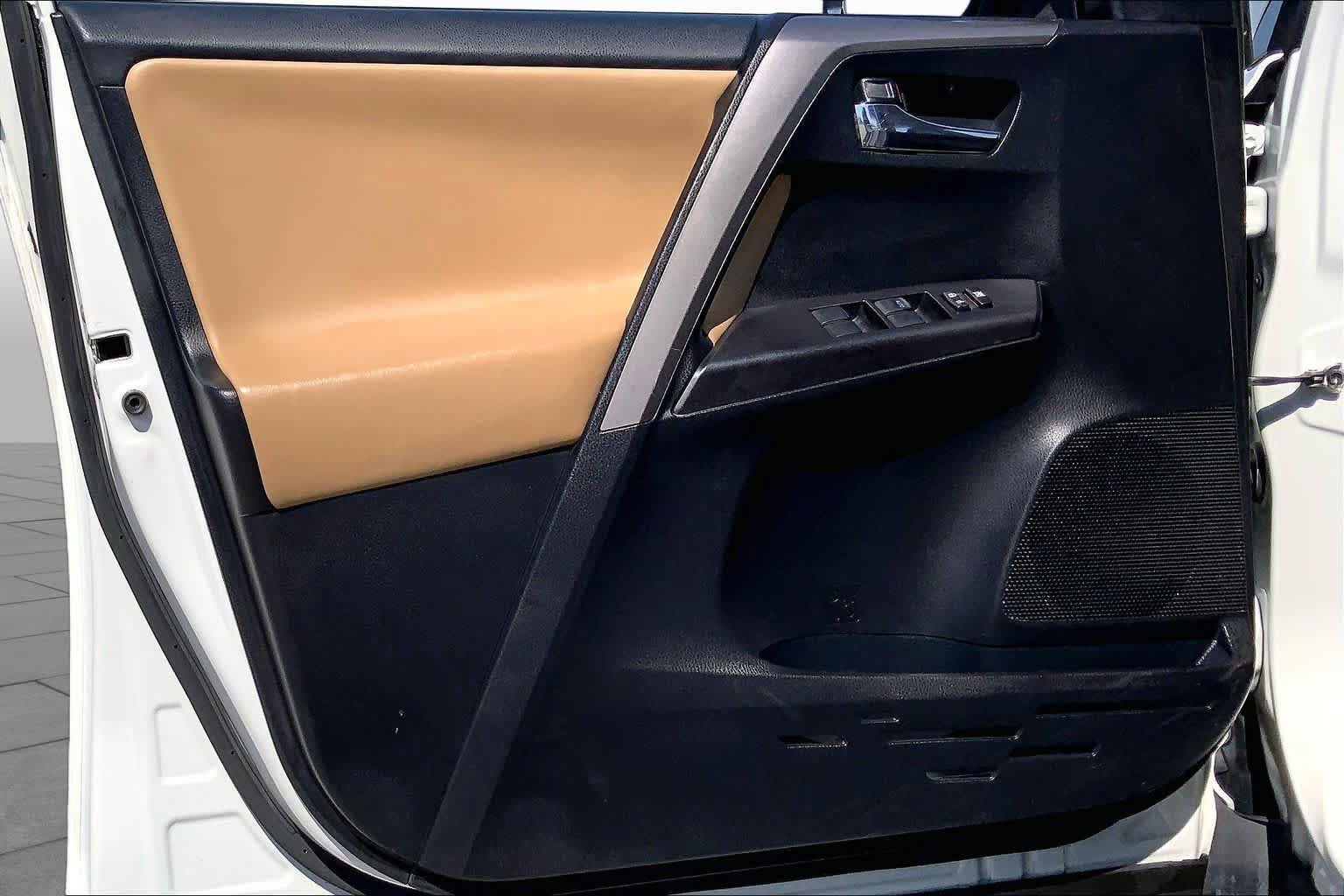 Used 2018 Toyota RAV4 XLE FWD image 21