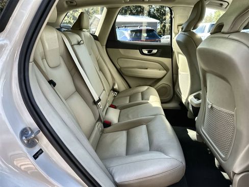 Used 2024 Volvo XC60 B5 Plus image 12