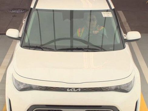 Used 2025 Kia Soul LX w/ LX Technology Package FWD image 2