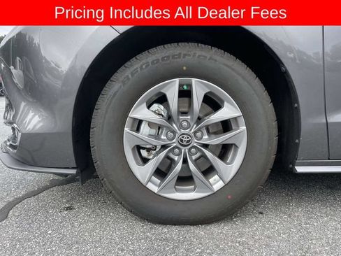 Used 2023 Toyota Sienna XLE FWD image 11