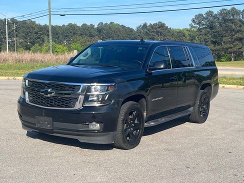 Used 2018 Chevrolet Suburban LT w/ Luxury Package RWD image 2