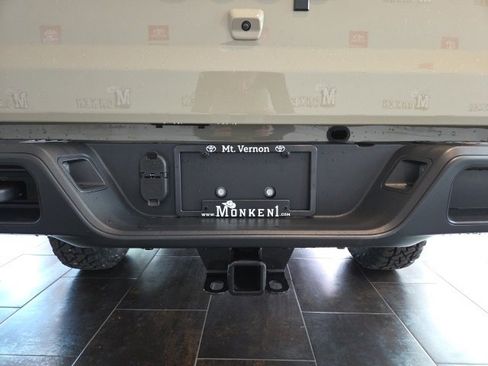 Used 2022 Jeep Gladiator Sport image 7