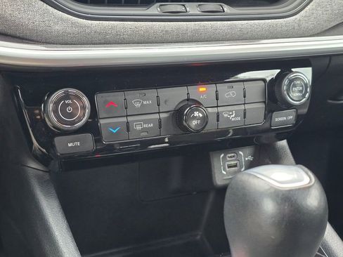 Used 2024 Jeep Compass Latitude image 21