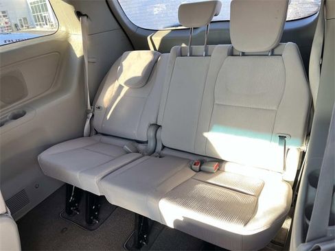Used 2019 Kia Sedona LX image 17