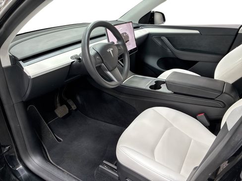 Certified 2023 Tesla Model Y Long Range AWD/4WD image 9