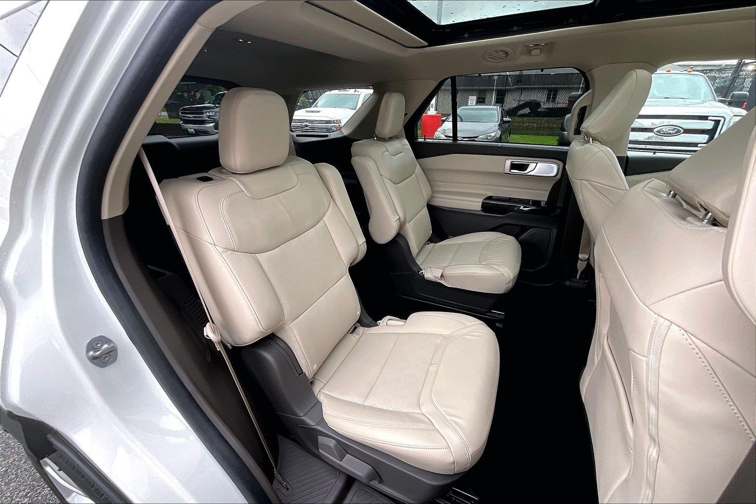 Used 2024 Ford Explorer Platinum w/ Technology Package AWD/4WD image 32