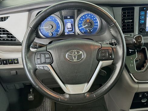 Used 2015 Toyota Sienna XLE Premium image 18