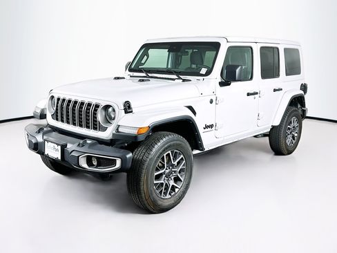 Used 2025 Jeep Wrangler Unlimited Sahara AWD/4WD image 3