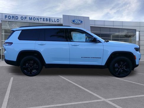 Used 2023 Jeep Grand Cherokee L Laredo image 2