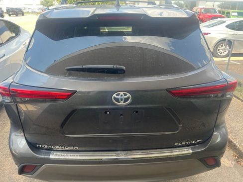 Used 2023 Toyota Highlander Platinum FWD image 5