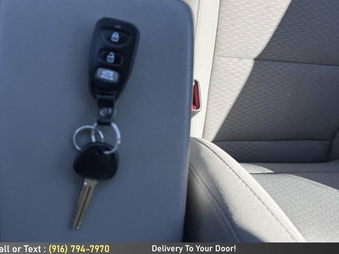 Used 2019 Hyundai Elantra SE FWD image 17