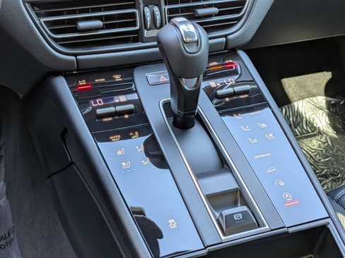 Certified 2025 Porsche Macan AWD/4WD image 17