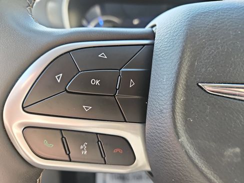 Used 2024 Chrysler Pacifica Select image 25