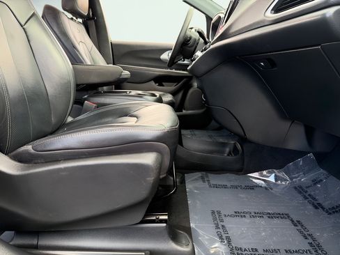 Used 2022 Chrysler Pacifica Touring-L w/ S Appearance Package FWD image 31