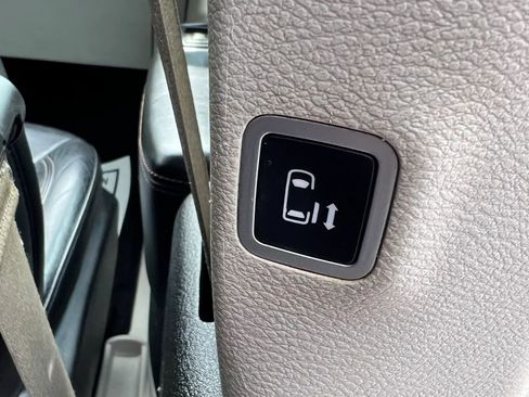 Used 2018 Chrysler Pacifica Touring-L FWD image 15