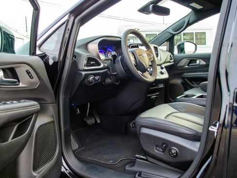 Used 2025 Chrysler Pacifica Select image 29