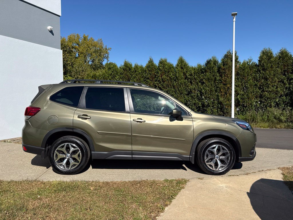 Used 2022 Subaru Forester Premium AWD/4WD image 2