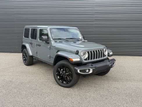 Used 2025 Jeep Wrangler Unlimited Sahara w/ Safety Group AWD/4WD image 7