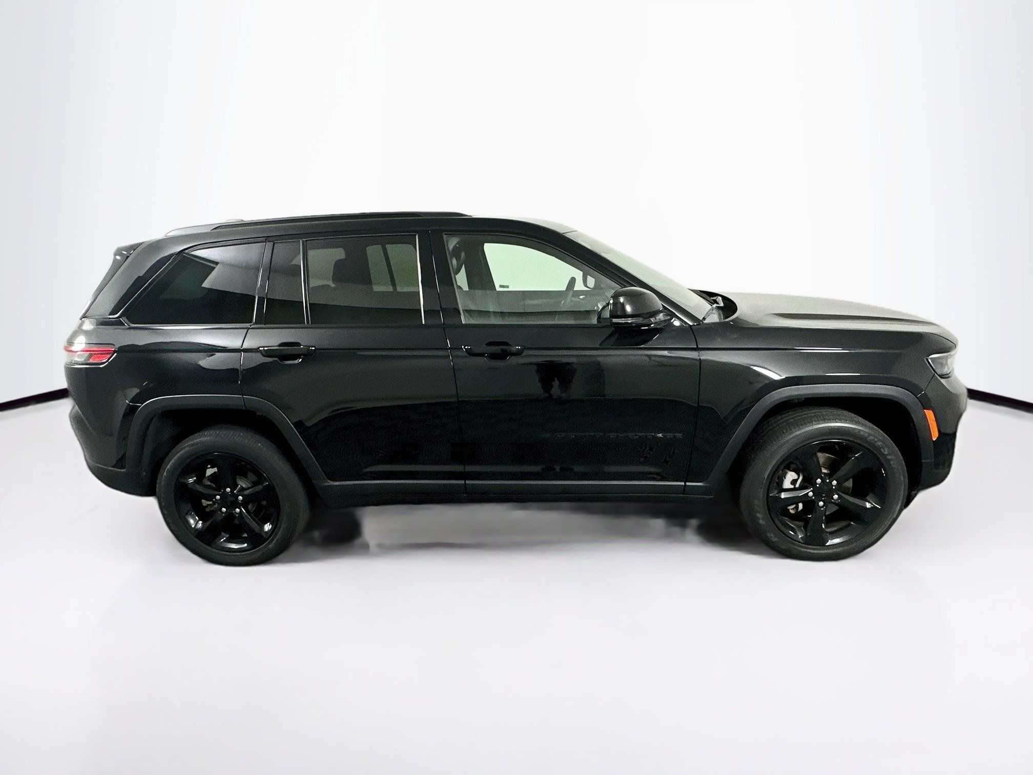 Used 2023 Jeep Grand Cherokee Altitude RWD image 10