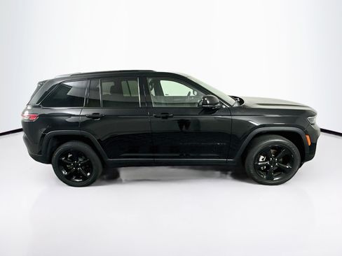 Used 2023 Jeep Grand Cherokee Altitude RWD image 10