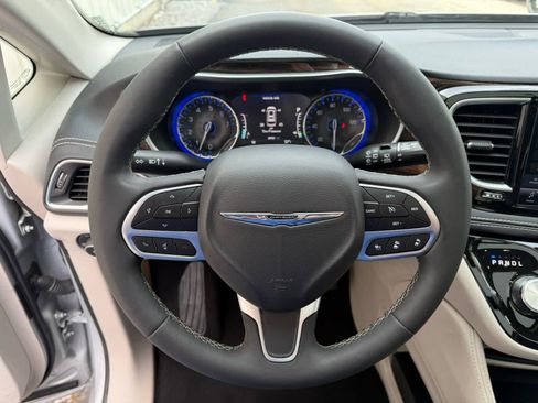 Used 2024 Chrysler Pacifica Limited image 2