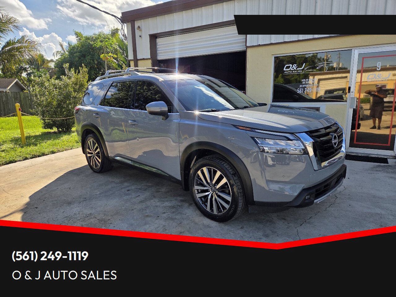Used 2022 Nissan Pathfinder Platinum w/ Cargo Package FWD image 1
