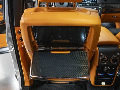 Used 2023 Rolls-Royce Cullinan Black Badge w/ Leather Finishing Pack image 36