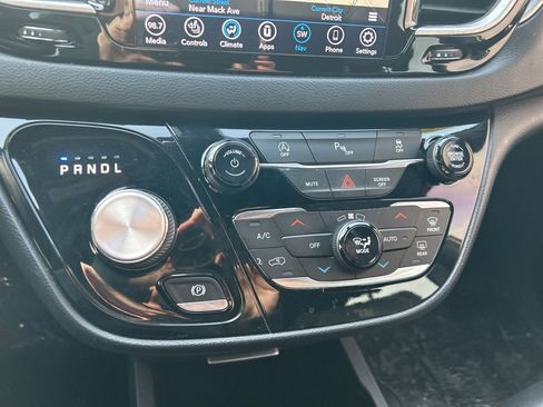 Used 2020 Chrysler Pacifica Touring-L image 28