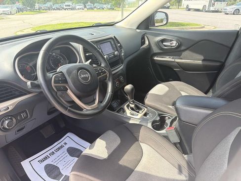 Used 2016 Jeep Cherokee Sport FWD image 3