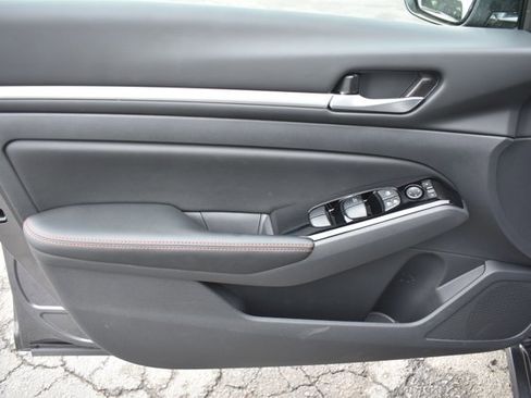 Used 2025 Nissan Altima 2.5 SR image 12