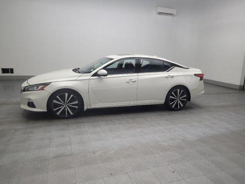 Used 2020 Nissan Altima 2.0 Platinum FWD image 2