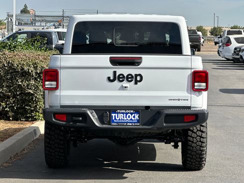 New 2025 Jeep Gladiator Sport image 5