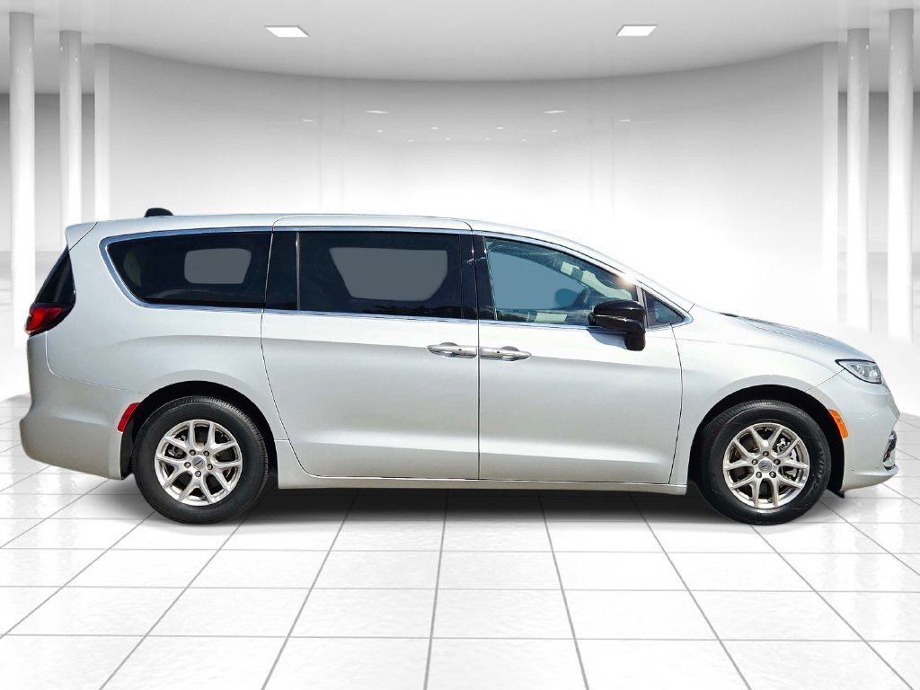 Used 2024 Chrysler Pacifica Touring-L FWD image 2