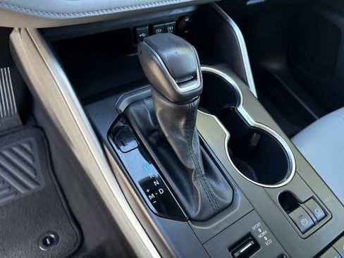 Used 2020 Toyota Highlander XLE image 18