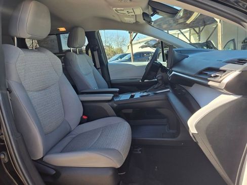 Used 2025 Toyota Sienna LE image 29