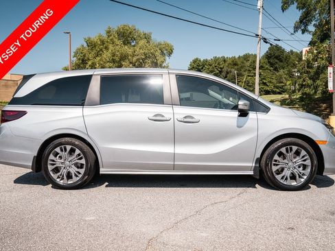 Used 2025 Honda Odyssey Touring image 9