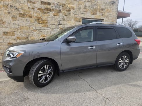 Used 2019 Nissan Pathfinder SL image 2