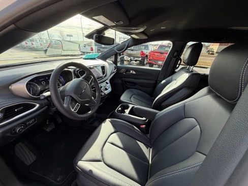 New 2026 Chrysler Pacifica Select image 16