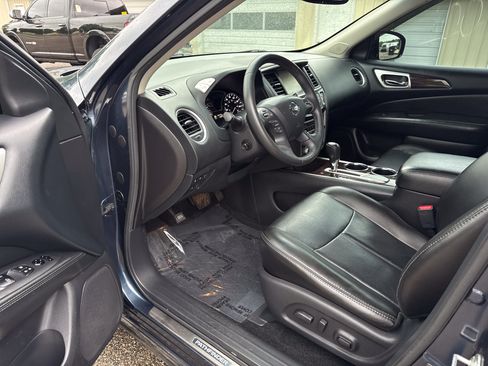 Used 2014 Nissan Pathfinder Platinum FWD image 16
