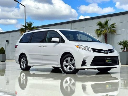 Used 2019 Toyota Sienna LE image 2