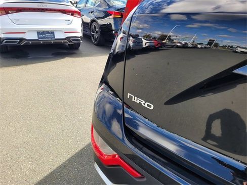 Used 2023 Kia Niro LX image 6