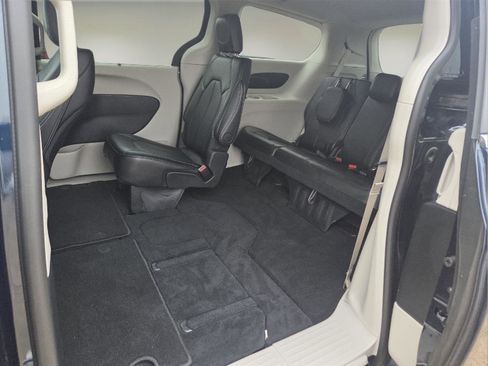 Used 2024 Chrysler Pacifica Touring-L image 29