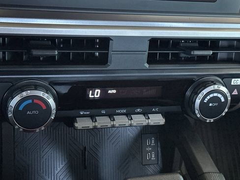 Used 2025 Toyota Tacoma TRD Sport AWD/4WD image 21